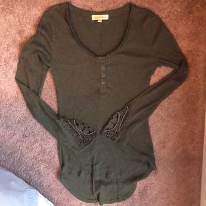 Lightweight green thermal with detailed sleeves